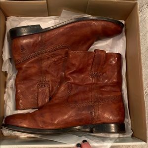 Frye ankle height flat heeled boots